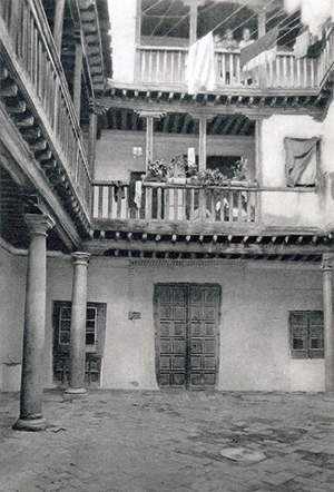 Patio de la Casa de las Cadenas hacia 1930. Foto Aldus. Imagen del Archivo Municipal de Toledo