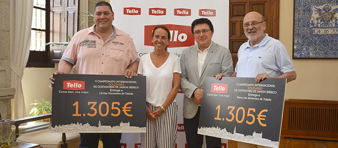 El concejal de Cultura, Teo García, y la directora de Marketing del Grupo Tello- Alimentación, Inés Tello, han entregado este lunes los cheques solidarios