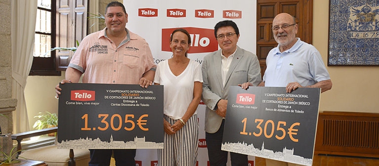 El concejal de Cultura, Teo García, y la directora de Marketing del Grupo Tello- Alimentación, Inés Tello, han entregado este lunes los cheques solidarios