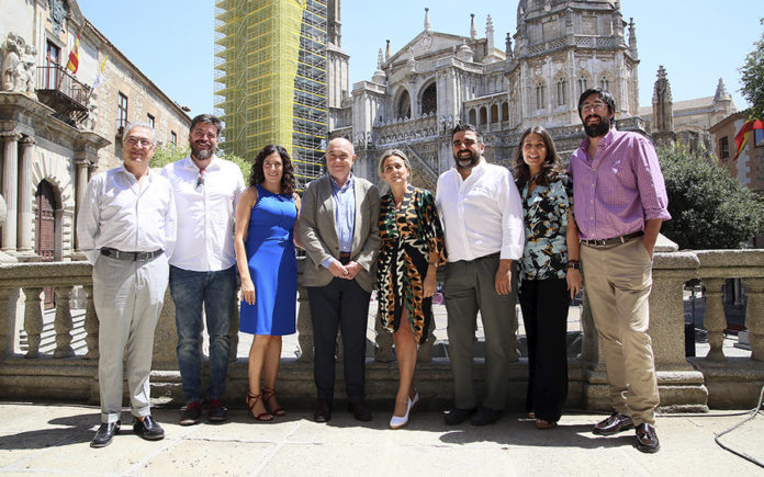 La alcaldesa de Toledo, Milagros Tolón, ha mantenido este miércoles un encuentro con los representantes de la Asociación de Hostelería y Turismo de Toledo
