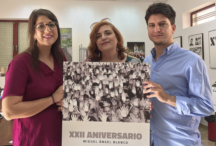 Marta Maroto junto a la directora de la Fundación Miguel Angel Blanco, Cristina Cuesta y el presidente nacional de NNGG, Diego Gago.