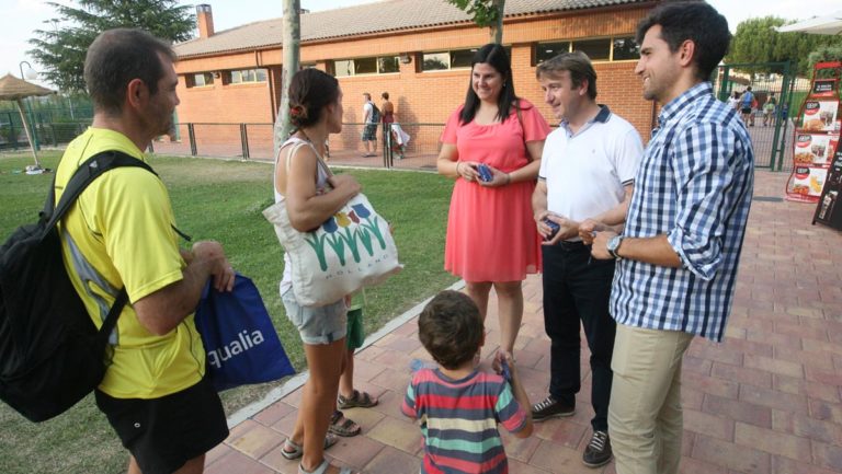 Ceniceros de bolsillo en las piscinas de Tres Cantos para respetar los espacios sin humos