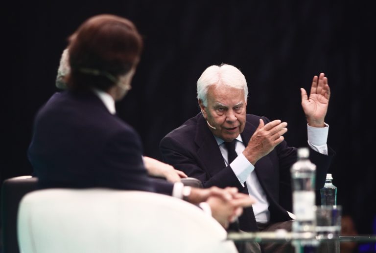 “Que hagan lo que quieran, pero que no nos lleven a elecciones”, afirma Felipe González en EL País. / EP