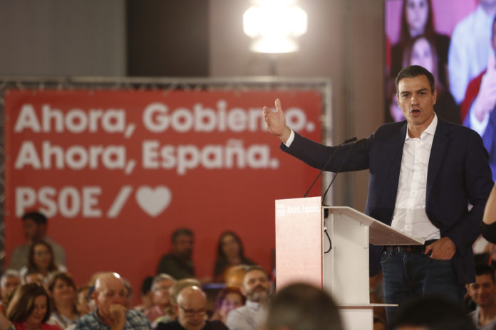 El secretario general del PSOE y presidente del Gobierno en funciones, Pedro Sánchez en un acto de campaña en Granada. / EUROPA PRESS