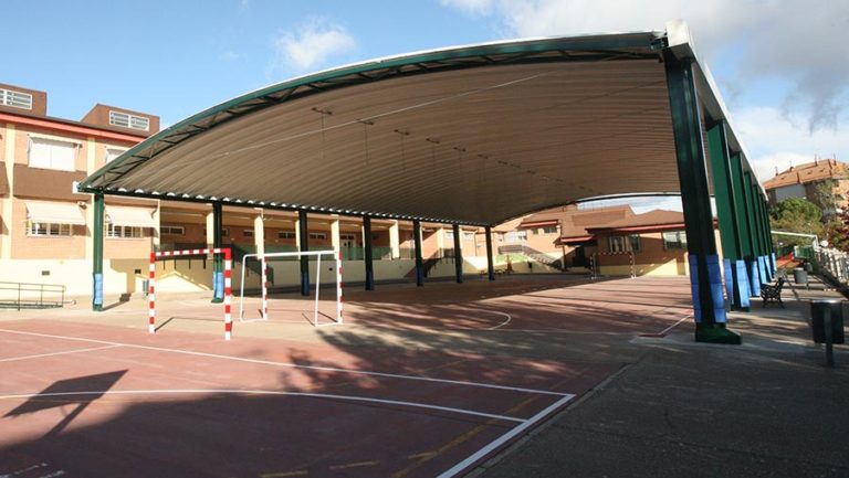 El CEIP Carmen Hernández Guarch de Tres Cantos estrena la nueva cubierta de las pistas deportivas exteriores