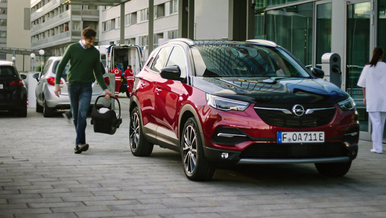 Estreno de la nueva campaña 360 grados del Opel Grandland X Hybrid4