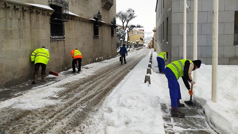 Continúa en Ávila la retirada de nieve en las zonas de especial afluencia de personas