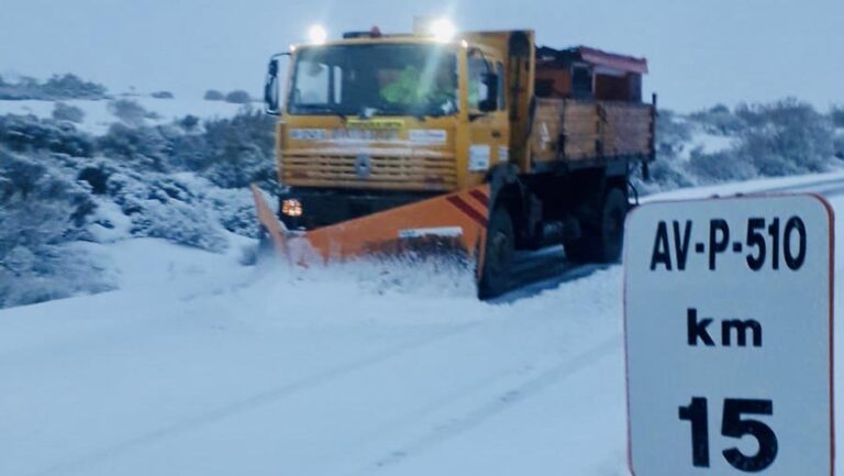 Retiran la escasa nieve caída en las carreteras abulenses y trabajan en prevenir los efectos del deshielo