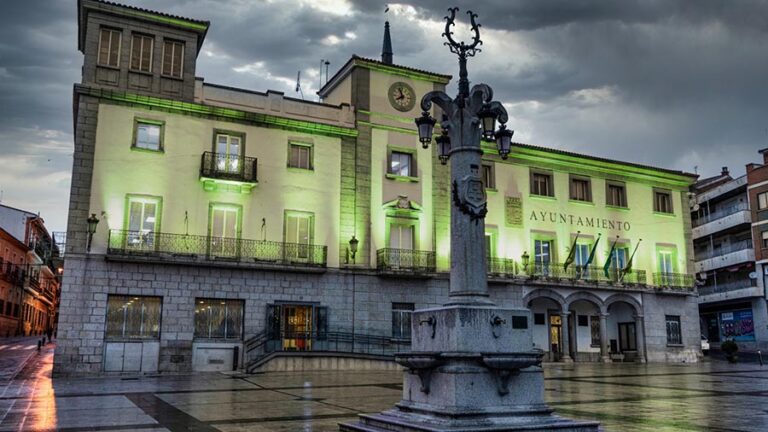 La fachada del Ayuntamiento de Colmenar Viejo se viste de verde por el Día Mundial contra el Cáncer