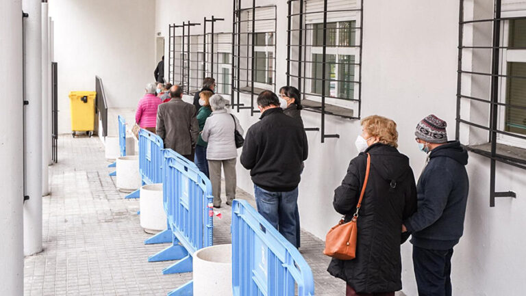 Comienzan a vacunar a mayores de 80 años y a profesores contra la Covid-19 en Colmenar Viejo