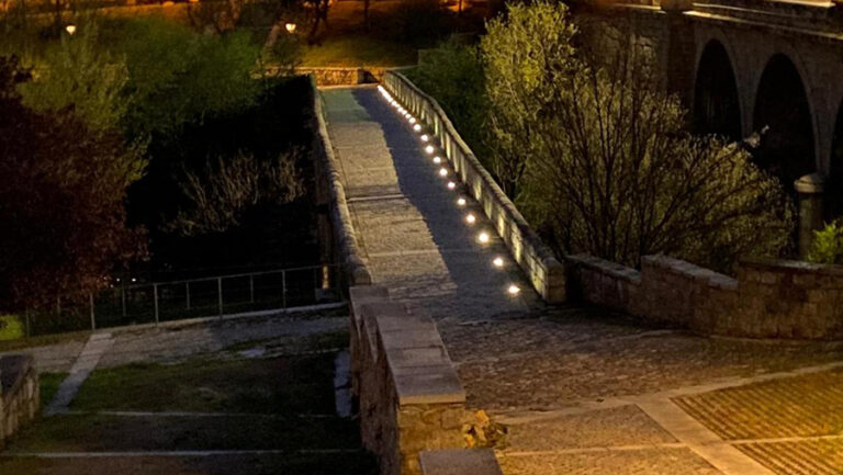 Cambian la iluminación del puente romano de Ávila sobre el río Adaja