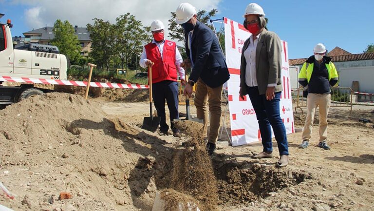 Colocan la primera piedra de la que será la nueva sede de Cruz Roja en Colmenar Viejo