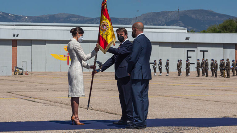 Los alcaldes de Colmenar Viejo y Tres Cantos acompañan a la Reina Letizia en un acto castrense en Base ‘Coronel Maté’