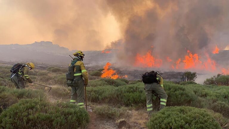 Mejoran ligeramente las condiciones del incendio de Navalacruz, pero se mantiene activo y en Nivel 2