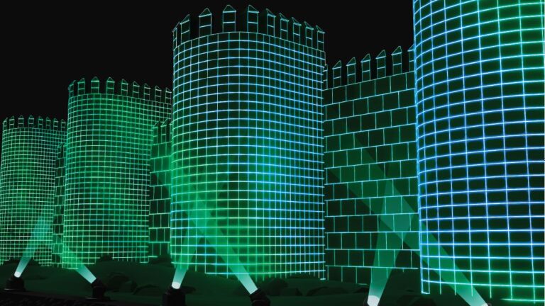 La ciudad homenajea a los ‘héroes’ de la lucha contra la Covid-19 con el videomapping ‘Ilumina Ávila’