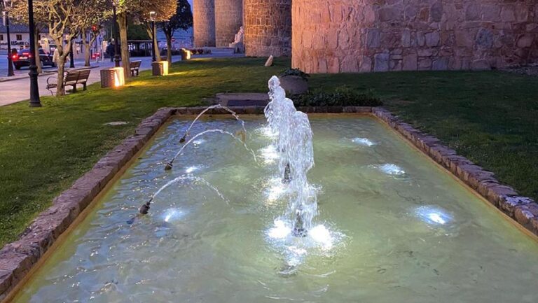 Mejoran la iluminación de la fuente de San Segundo y el inicio del Paseo del Rastro de Ávila