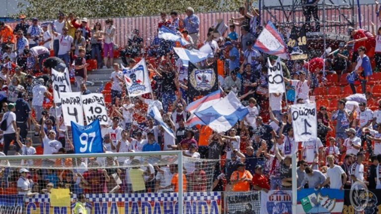 Público en las gradas para el debut del Rayo Majadahonda en la 1ª RFEF