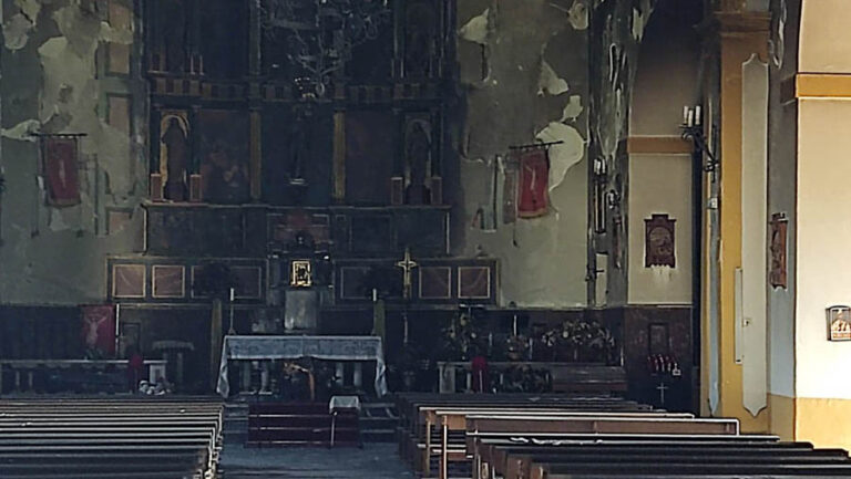 Un incendio causa graves daños en la iglesia de Santa María Magdalena de Carranque y suspenden las fiestas