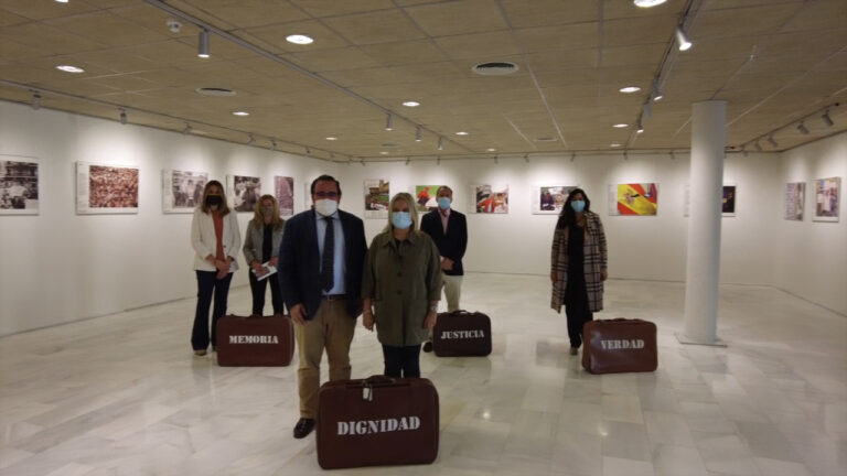 Boadilla acoge la exposición fotográfica «La voz de las manos blancas»