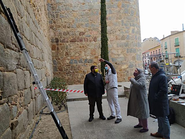 Intervención en la muralla para renovar los sensores que permiten conocer el estado del monumento en tiempo real