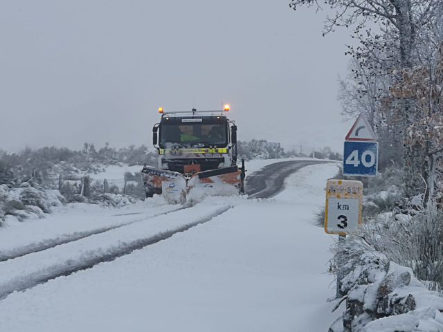 El dispositivo de vialidad invernal intensifica sus trabajos para retirar la nieve caída en la provincia