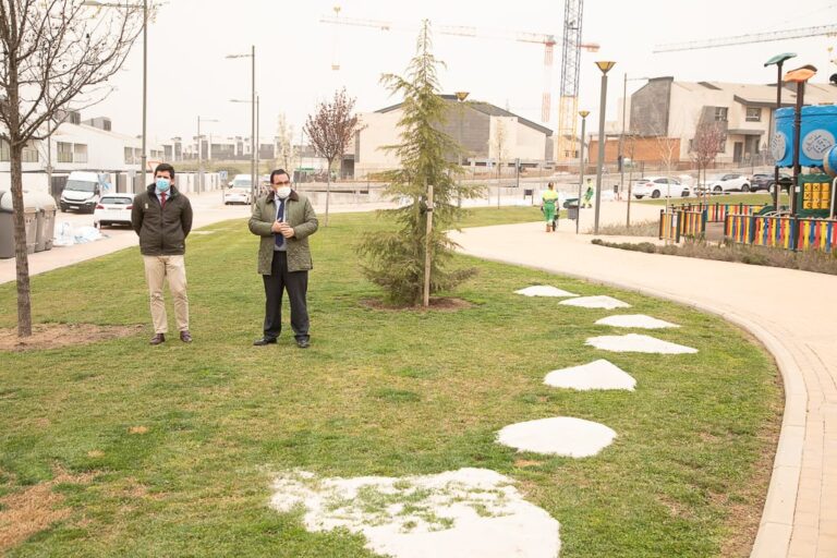 Boadilla regenera el césped de sus parques y medianas