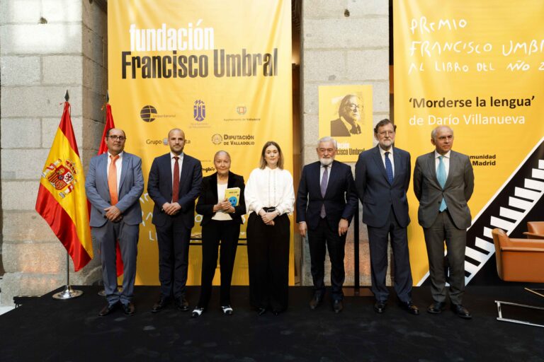 Darío Villanueva recibe el Premio Francisco Umbral