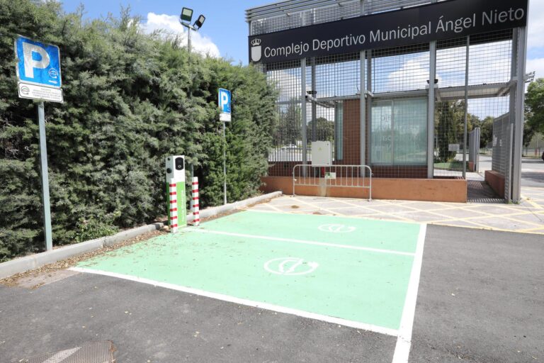 Dos nuevos puntos de carga eléctrica en el Polideportivo Angel Nieto de Boadilla