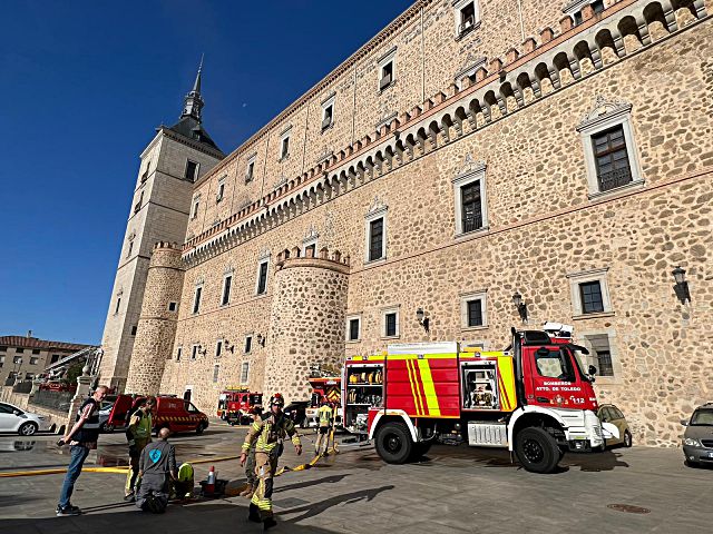 Los bomberos sofocan un incendio en el Alcázar de la capital toledana