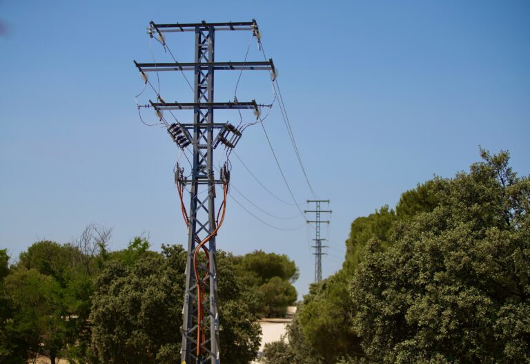 Las Rozas empieza a soterrar la línea eléctrica que sobrevuela Navalcarbón