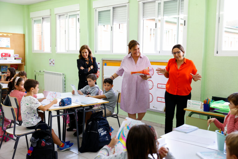 La alcaldesa de Pozuelo inaugura el curso escolar con la visita a Las Acacias