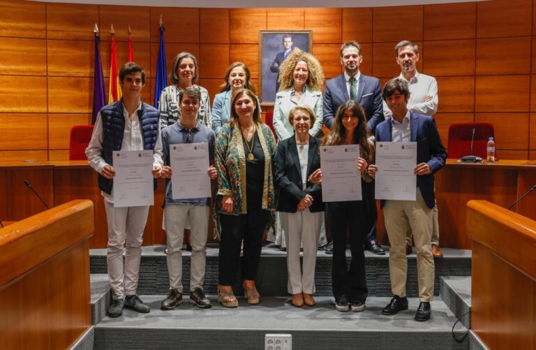 Pozuelo beca a cuatro alumnos para estudiar en San Pablo CEU