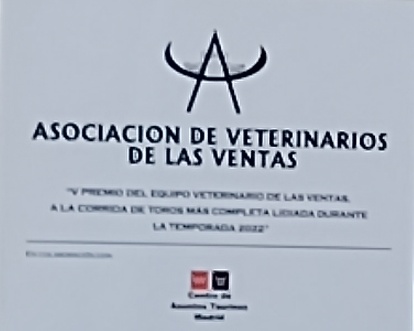 LOS VETERINARIOS DE LAS VENTAS PREMIAN AL GANADERO PEPE ESCOLAR