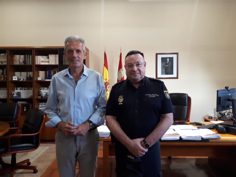 El delegado territorial de la Junta de Castilla y León en Ávila da la bienvenida al nuevo comisario de Policía