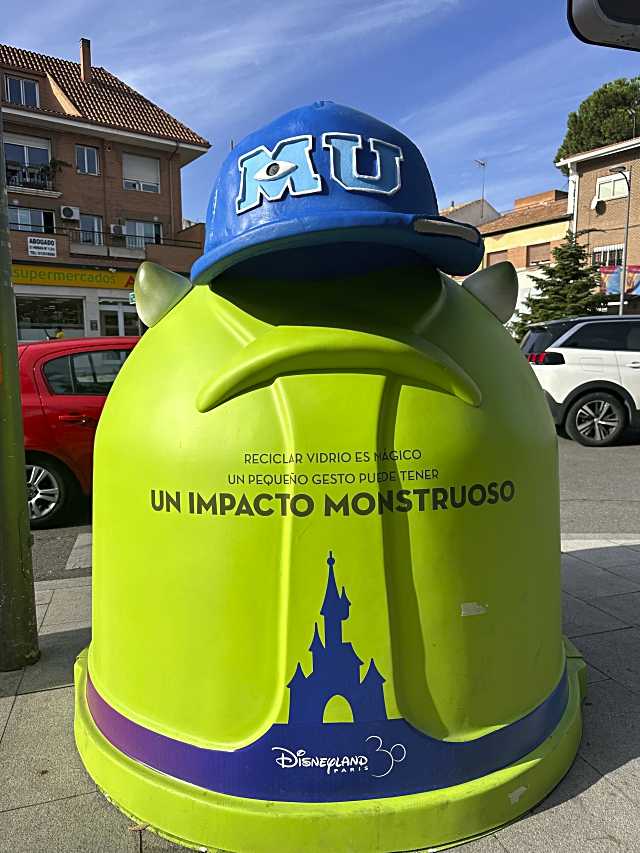 Iglús decorados por personajes de Disney sensibilizan sobre el reciclaje de vidrio en Pozuelo de Alarcón