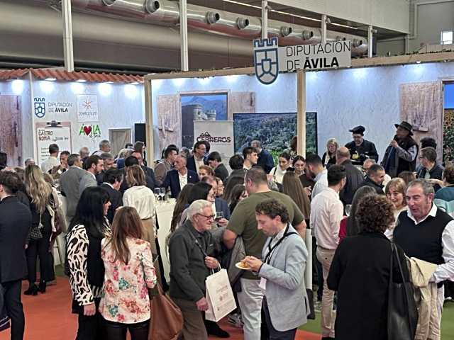 La Diputación de Ávila triunfa en la feria de turismo de Valladolid con su casa rural a cuestas