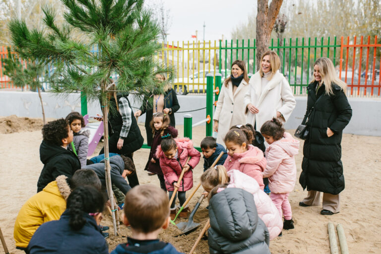 Celebran el Día del Maestro con plantación de árboles en colegios de Pozuelo de Alarcón