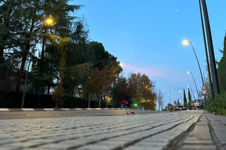 El Ayuntamiento de Majadahonda instala nuevas farolas LED en la Avenida Reyes Católicos