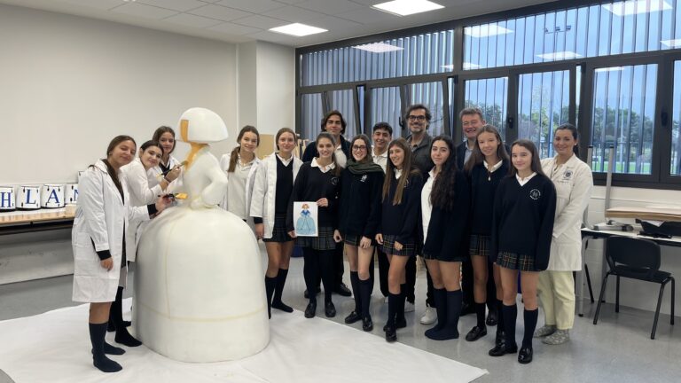 Estudiantes del Colegio Highlands School Los Fresnos embellecen una Menina para la exposición Meninas Madrid Gallery 2023