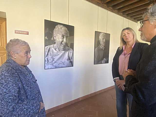 19 imágenes en tonos de gris capturan la esencia de la vejez en proyecto de Vicente Dolz en Ávila