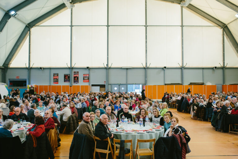 Más de 450 mayores de Pozuelo de Alarcón celebran la Navidad con un encuentro divertido en el Valle de las Cañas