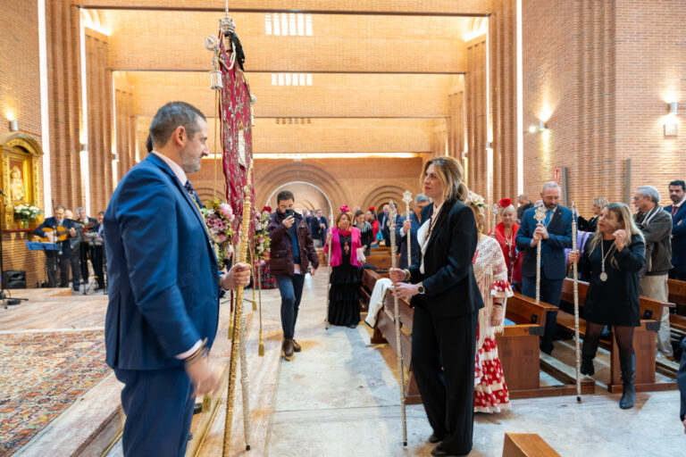 Acto solemne en Pozuelo de Alarcón: Ayuntamiento recibe medalla de Hermano de Honor por la Hermandad del Rocío