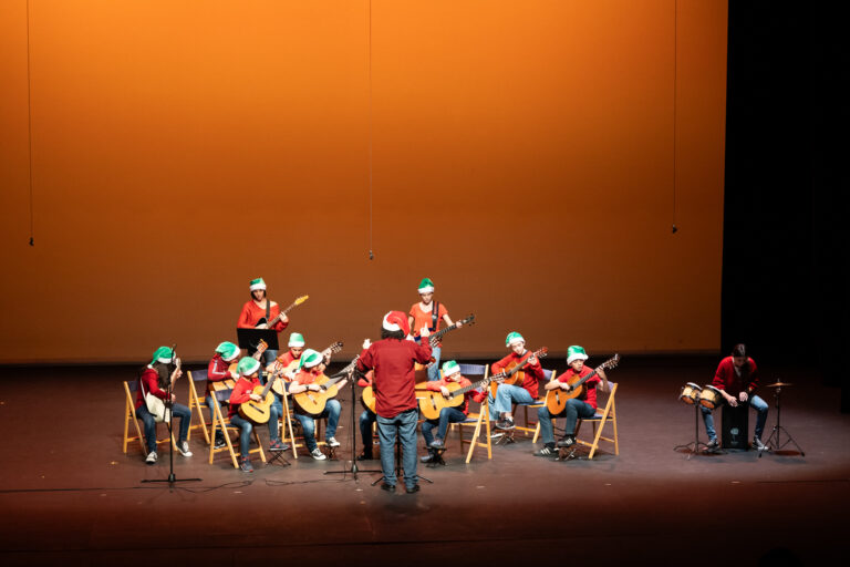 Alumnos y profesores de la Escuela Municipal de Música y Danza de Pozuelo de Alarcón celebran concierto de Navidad en el MIRA Teatro