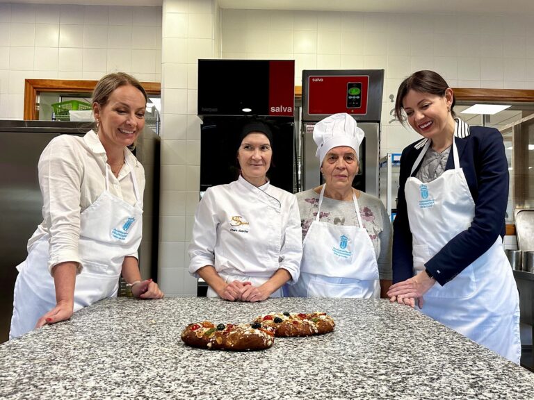 Estudiantes de un instituto colaboran con personas mayores en la elaboración de postres navideños en Majadahonda