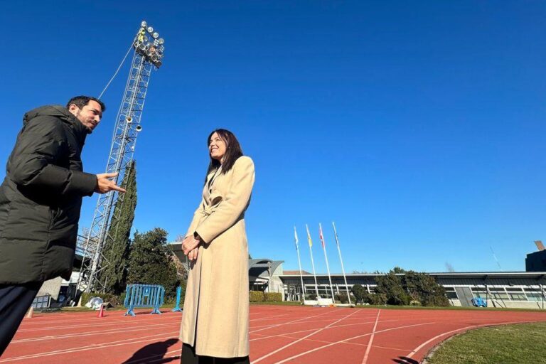 La alcaldesa de Majadahonda visita la pista de atletismo municipal en medio de modificaciones en la iluminación