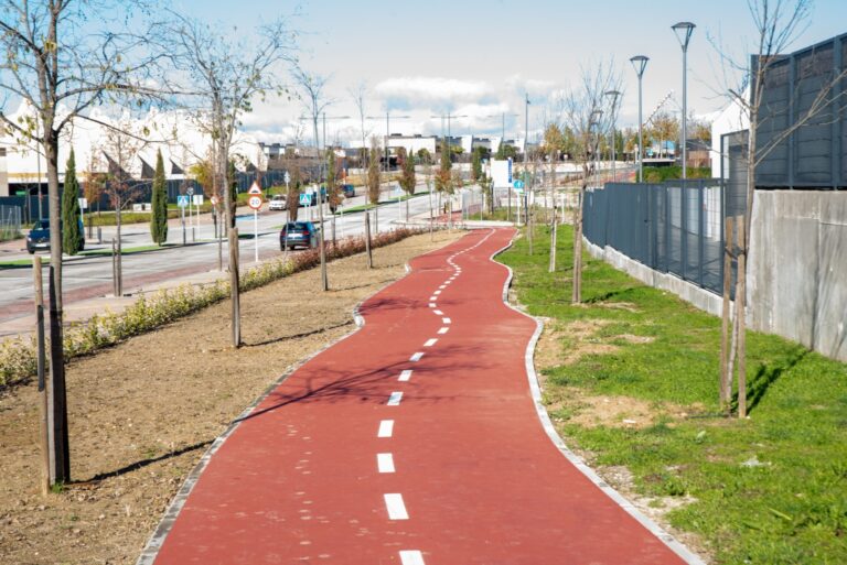 Finaliza la primera etapa de ampliación del carril bici en Boadilla del Monte respaldada por fondos de la UE