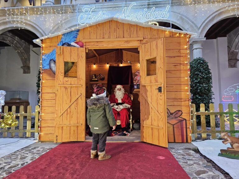 Papá Noel recibe visitas en La Casa de la Navidad en Ávila