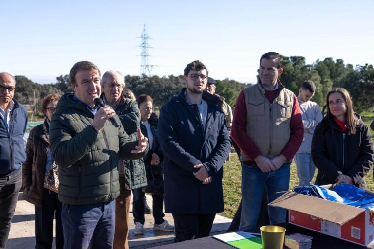 El Ayuntamiento de Tres Cantos entrega llaves de nuevos terrenos de cultivo a residentes