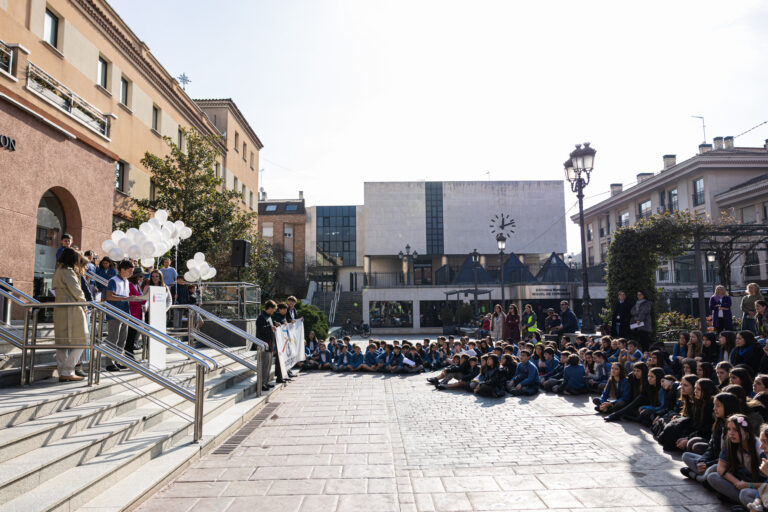 Alumnos y profesores de las Escuelas Pías de San Fernando conmemoran el Día de la No Violencia y La Paz con marcha en Pozuelo de Alarcón