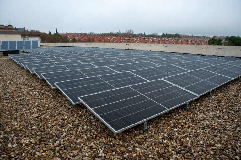 Ayuntamiento de Boadilla del Monte instalará placas solares en piscina cubierta y complejos deportivos